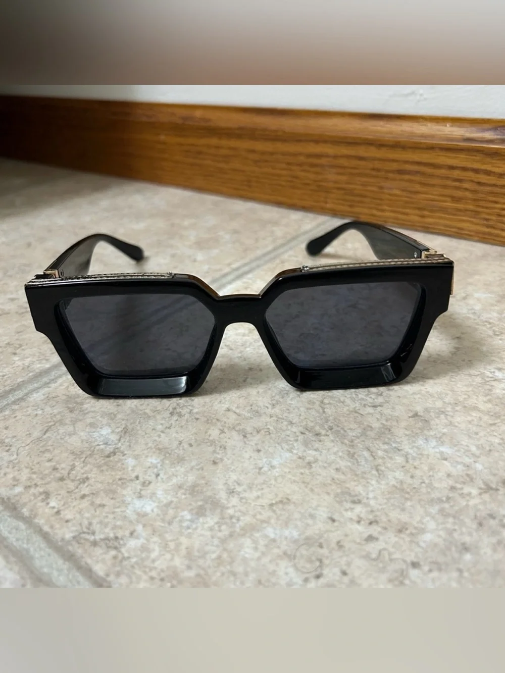 Louis Vuitton Black Sunglasses with Gold Detail
Millionaire - Picture 3 of 8